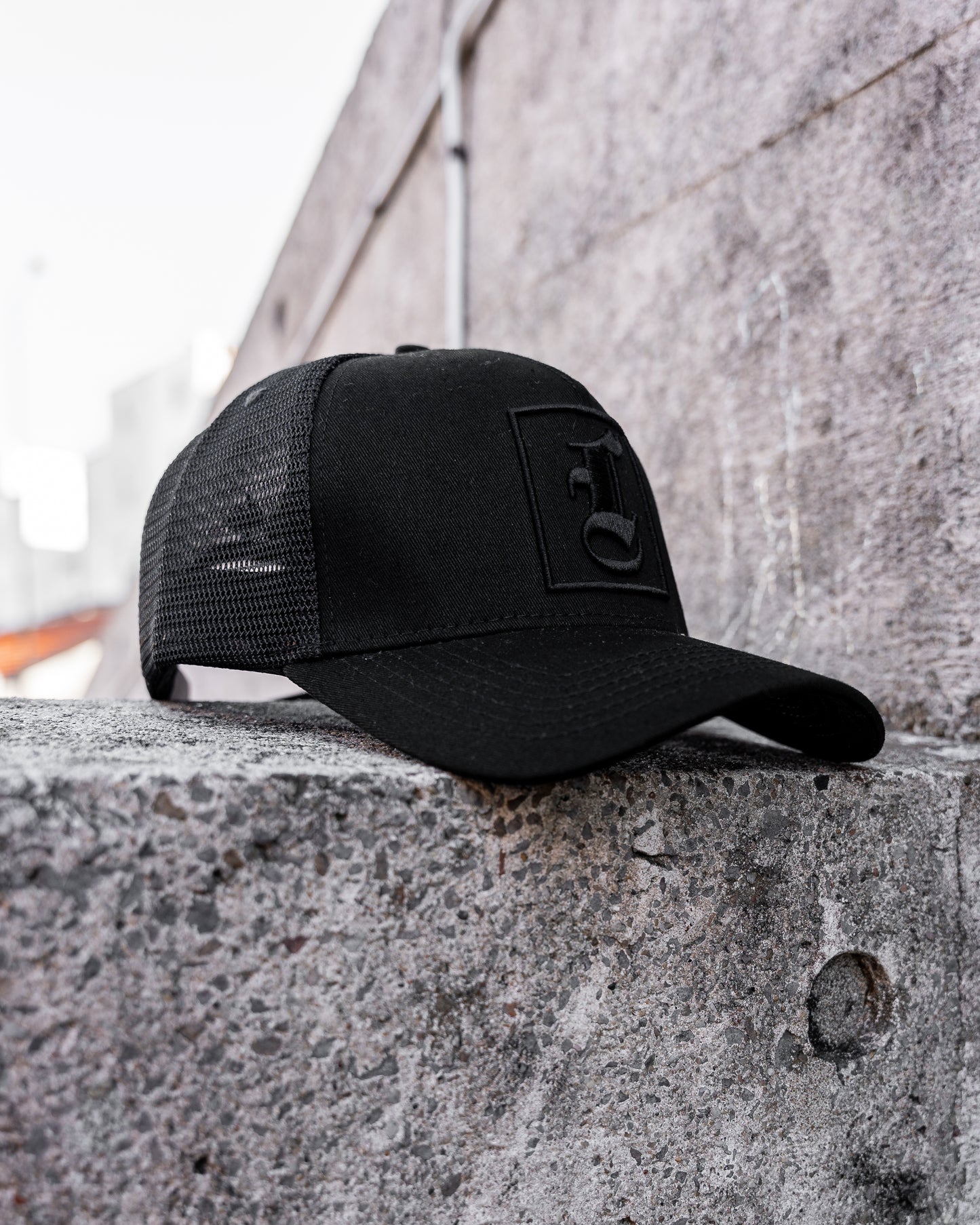 TRIPLE BLACK LUCIDO TRUCKER